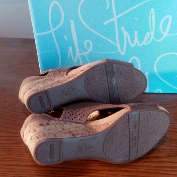 Life Stride Mic Suede Tan Wedges - Picture 5 of 6